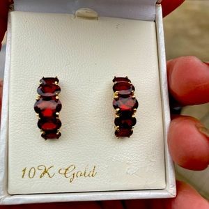 Stunning Vintage Sanuk 10k yellow gold red garnet earings.